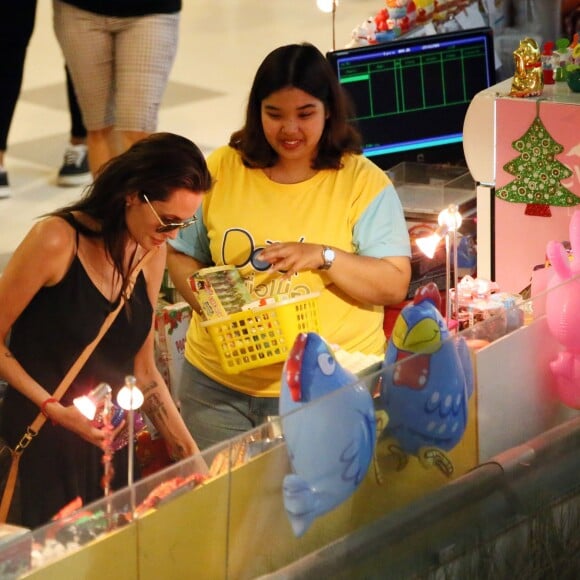 Exclusif - Angelina Jolie, son frère James Haven, et ses enfants Pax (en béquilles à cause de sa jambe cassée suite à son accident de jet-ski) et Maddox Jolie-Pitt font du shopping dans un centre commercial à Phuket, le 27 décembre 2015.