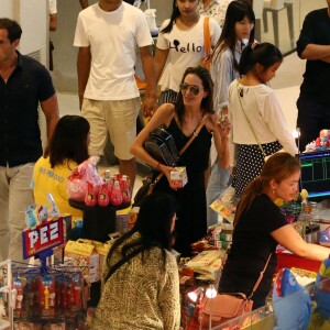 Exclusif - Angelina Jolie, son frère James Haven, et ses enfants Pax (en béquilles à cause de sa jambe cassée suite à son accident de jet-ski) et Maddox Jolie-Pitt font du shopping dans un centre commercial à Phuket, le 27 décembre 2015.