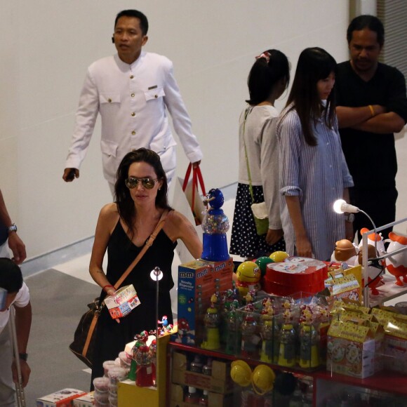 Exclusif - Angelina Jolie, son frère James Haven, et ses enfants Pax (en béquilles à cause de sa jambe cassée suite à son accident de jet-ski) et Maddox Jolie-Pitt font du shopping dans un centre commercial à Phuket, le 27 décembre 2015.