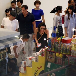 Exclusif - Angelina Jolie, son frère James Haven, et ses enfants Pax (en béquilles à cause de sa jambe cassée suite à son accident de jet-ski) et Maddox Jolie-Pitt font du shopping dans un centre commercial à Phuket, le 27 décembre 2015.