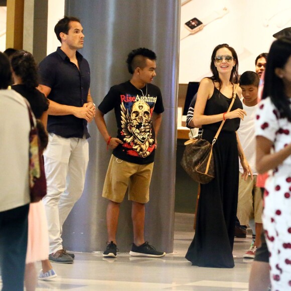 Exclusif - Angelina Jolie, son frère James Haven, et ses enfants Pax (en béquilles à cause de sa jambe cassée suite à son accident de jet-ski) et Maddox Jolie-Pitt font du shopping dans un centre commercial à Phuket, le 27 décembre 2015.