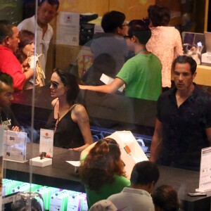 Exclusif - Angelina Jolie, son frère James Haven, et ses enfants Pax (en béquilles à cause de sa jambe cassée suite à son accident de jet-ski) et Maddox Jolie-Pitt font du shopping dans un centre commercial à Phuket, le 27 décembre 2015.