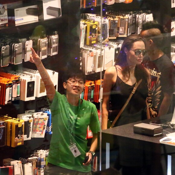 Exclusif - Angelina Jolie, son frère James Haven, et ses enfants Pax (en béquilles à cause de sa jambe cassée suite à son accident de jet-ski) et Maddox Jolie-Pitt font du shopping dans un centre commercial à Phuket, le 27 décembre 2015.