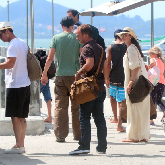 Exclusif - Brad Pitt et Angelina Jolie profitent d'une journée en bateau en famille, avec leurs enfants Shiloh, Vivienne, Knox, Maddox, Pax (blessé à la jambe droite) et Zahara Jolie-Pitt ainsi que le frère d'Angelina, James Haven, à Phuket, le 26 décembre 2015.