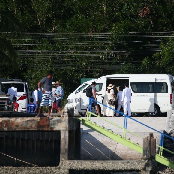 Exclusif - Brad Pitt et Angelina Jolie profitent d'une journée en bateau en famille, avec leurs enfants Shiloh, Vivienne, Knox, Maddox, Pax (blessé à la jambe droite) et Zahara Jolie-Pitt ainsi que le frère d'Angelina, James Haven, à Phuket, le 26 décembre 2015.