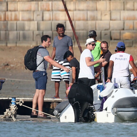 Exclusif - Brad Pitt et Angelina Jolie profitent d'une journée en bateau en famille, avec leurs enfants Shiloh, Vivienne, Knox, Maddox, Pax (blessé à la jambe droite) et Zahara Jolie-Pitt ainsi que le frère d'Angelina, James Haven, à Phuket, le 26 décembre 2015.