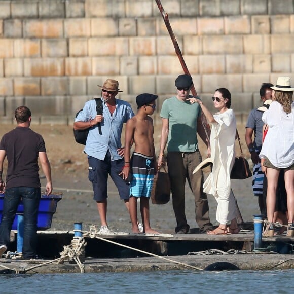 Exclusif - Brad Pitt et Angelina Jolie profitent d'une journée en bateau en famille, avec leurs enfants Shiloh, Vivienne, Knox, Maddox, Pax (blessé à la jambe droite) et Zahara Jolie-Pitt ainsi que le frère d'Angelina, James Haven, à Phuket, le 26 décembre 2015.