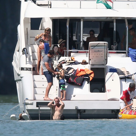 Exclusif - Brad Pitt et Angelina Jolie profitent d'une journée en bateau en famille, avec leurs enfants Shiloh, Vivienne, Knox, Maddox, Pax (blessé à la jambe droite) et Zahara Jolie-Pitt ainsi que le frère d'Angelina, James Haven, à Phuket, le 26 décembre 2015.