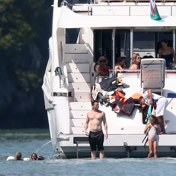 Exclusif - Brad Pitt et Angelina Jolie profitent d'une journée en bateau en famille, avec leurs enfants Shiloh, Vivienne, Knox, Maddox, Pax (blessé à la jambe droite) et Zahara Jolie-Pitt ainsi que le frère d'Angelina, James Haven, à Phuket, le 26 décembre 2015.