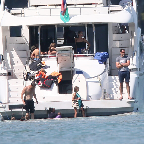 Exclusif - Brad Pitt et Angelina Jolie profitent d'une journée en bateau en famille, avec leurs enfants Shiloh, Vivienne, Knox, Maddox, Pax (blessé à la jambe droite) et Zahara Jolie-Pitt ainsi que le frère d'Angelina, James Haven, à Phuket, le 26 décembre 2015.