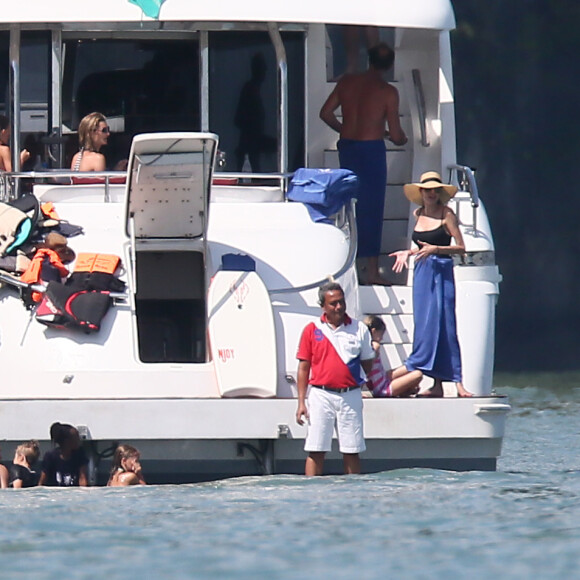 Exclusif - Brad Pitt et Angelina Jolie profitent d'une journée en bateau en famille, avec leurs enfants Shiloh, Vivienne, Knox, Maddox, Pax (blessé à la jambe droite) et Zahara Jolie-Pitt ainsi que le frère d'Angelina, James Haven, à Phuket, le 26 décembre 2015.