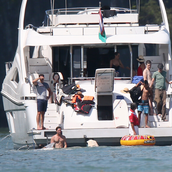 Exclusif - Brad Pitt et Angelina Jolie profitent d'une journée en bateau en famille, avec leurs enfants Shiloh, Vivienne, Knox, Maddox, Pax (blessé à la jambe droite) et Zahara Jolie-Pitt ainsi que le frère d'Angelina, James Haven, à Phuket, le 26 décembre 2015.