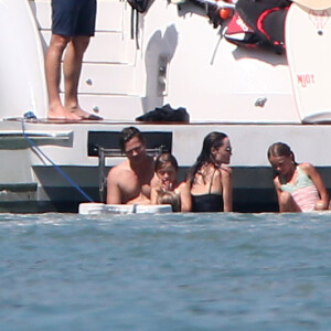 Exclusif - Brad Pitt et Angelina Jolie profitent d'une journée en bateau en famille, avec leurs enfants Shiloh, Vivienne, Knox, Maddox, Pax (blessé à la jambe droite) et Zahara Jolie-Pitt ainsi que le frère d'Angelina, James Haven, à Phuket, le 26 décembre 2015.