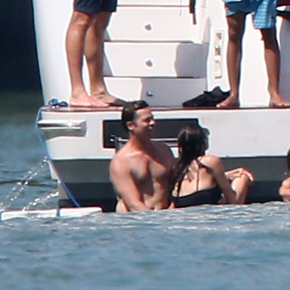 Exclusif - Brad Pitt et Angelina Jolie profitent d'une journée en bateau en famille, avec leurs enfants Shiloh, Vivienne, Knox, Maddox, Pax (blessé à la jambe droite) et Zahara Jolie-Pitt ainsi que le frère d'Angelina, James Haven, à Phuket, le 26 décembre 2015.