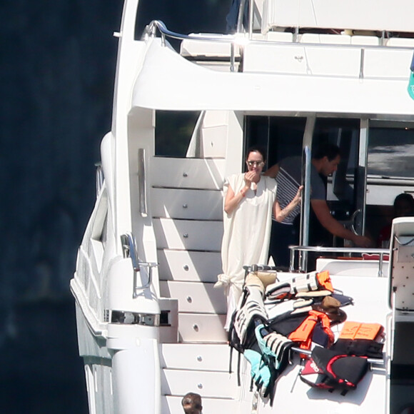 Exclusif - Brad Pitt et Angelina Jolie profitent d'une journée en bateau en famille, avec leurs enfants Shiloh, Vivienne, Knox, Maddox, Pax (blessé à la jambe droite) et Zahara Jolie-Pitt ainsi que le frère d'Angelina, James Haven, à Phuket, le 26 décembre 2015.