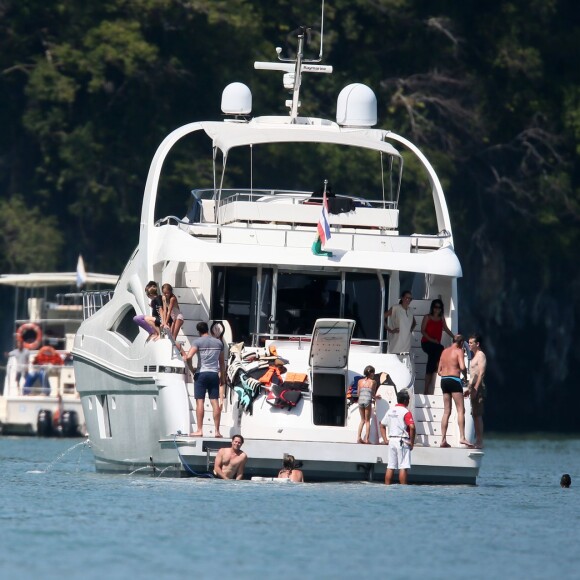 Exclusif - Brad Pitt et Angelina Jolie profitent d'une journée en bateau en famille, avec leurs enfants Shiloh, Vivienne, Knox, Maddox, Pax (blessé à la jambe droite) et Zahara Jolie-Pitt ainsi que le frère d'Angelina, James Haven, à Phuket, le 26 décembre 2015.