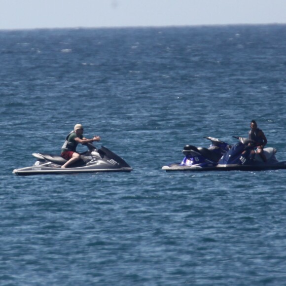 Exclusif - Pax et Maddox font du jet-ski avec leurs gardes du corps. Pax a eu un accident et s'est cassé la jambe. Phuket, le 25 décembre 2015.