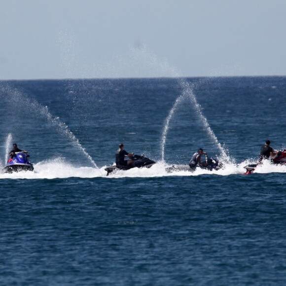 Exclusif - Pax et Maddox font du jet-ski avec leurs gardes du corps. Pax a eu un accident et s'est cassé la jambe. Phuket, le 25 décembre 2015.