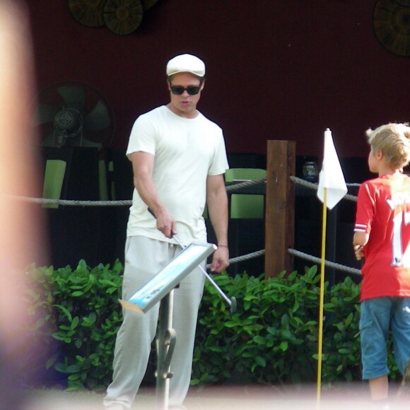 Exclusif - Brad Pitt et Angelina Jolie jouent au golf avec leur fille Shiloh Jolie-Pitt (qui a une araignée tatouée dans le cou). Pendant ce temps, Pax et Maddox font du jet-ski avec leurs gardes du corps. Pax a eu un accident et s'est cassé la jambe. Phuket, le 25 décembre 2015.