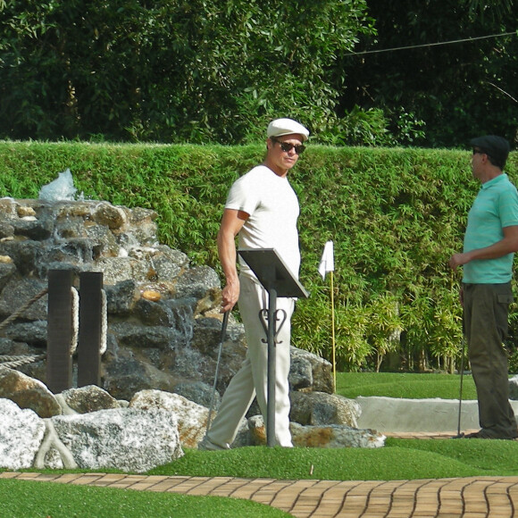 Exclusif - Brad Pitt et Angelina Jolie jouent au golf avec leur fille Shiloh Jolie-Pitt (qui a une araignée tatouée dans le cou). Pendant ce temps, Pax et Maddox font du jet-ski avec leurs gardes du corps. Pax a eu un accident et s'est cassé la jambe. Phuket, le 25 décembre 2015.