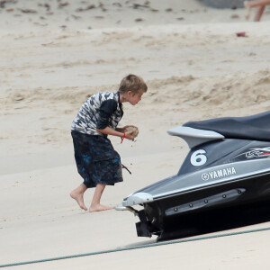 Exclusif - Angelina Jolie, et ses enfants Shiloh, Vivienne et Knox Jolie-Pitt sur une plage à Phuket, le 24 décembre 2015.