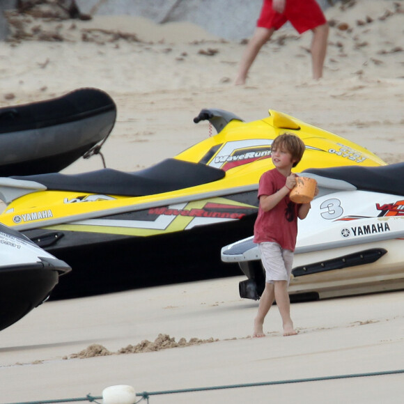 Exclusif - Angelina Jolie, et ses enfants Shiloh, Vivienne et Knox Jolie-Pitt sur une plage à Phuket, le 24 décembre 2015.