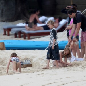 Exclusif - Angelina Jolie, et ses enfants Shiloh, Vivienne et Knox Jolie-Pitt sur une plage à Phuket, le 24 décembre 2015.