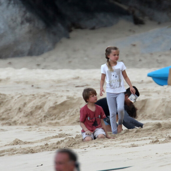 Exclusif - Angelina Jolie, et ses enfants Shiloh, Vivienne et Knox Jolie-Pitt sur une plage à Phuket, le 24 décembre 2015.