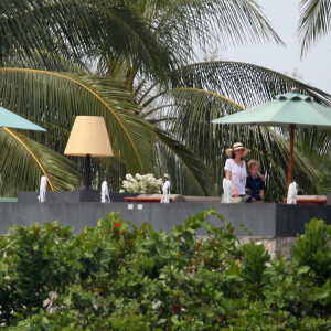 Exclusif - Brad Pitt, Angelina Jolie, et leur fille Shiloh Jolie-Pitt dans leur villa sur les hauteurs de Phuket, le 23 décembre 2015.