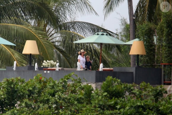 Exclusif - Brad Pitt, Angelina Jolie, et leur fille Shiloh Jolie-Pitt dans leur villa sur les hauteurs de Phuket, le 23 décembre 2015.