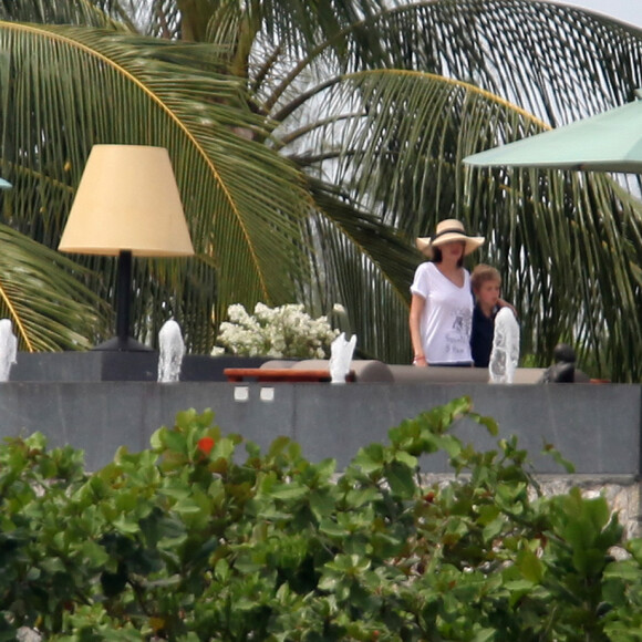 Exclusif - Brad Pitt, Angelina Jolie, et leur fille Shiloh Jolie-Pitt dans leur villa sur les hauteurs de Phuket, le 23 décembre 2015.