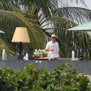 Exclusif - Brad Pitt, Angelina Jolie, et leur fille Shiloh Jolie-Pitt dans leur villa sur les hauteurs de Phuket, le 23 décembre 2015.