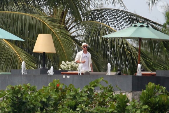Exclusif - Brad Pitt, Angelina Jolie, et leur fille Shiloh Jolie-Pitt dans leur villa sur les hauteurs de Phuket, le 23 décembre 2015.