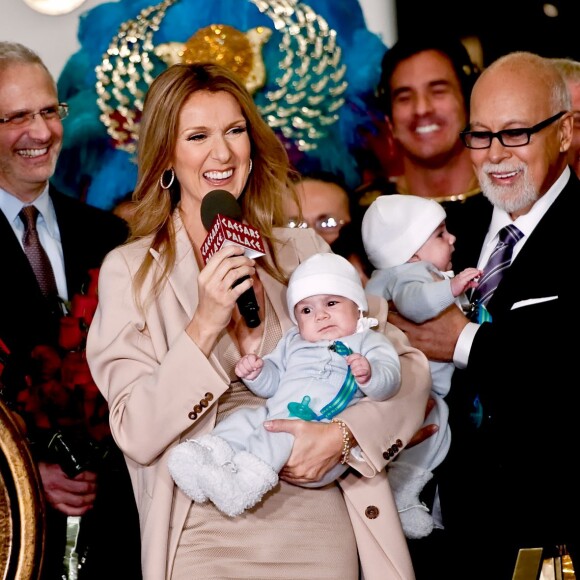 Céline Dion avec ses enfants Nelson et Eddy, accompagnée de son mari René et de leur fils René-Charles, lors de leur arrivée à Las Vegas, le 16 février 2011 au Caesars Palace