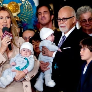 Céline Dion avec ses enfants Nelson et Eddy, accompagnée de son mari René et de leur fils René-Charles, lors de leur arrivée à Las Vegas, le 16 février 2011 au Caesars Palace