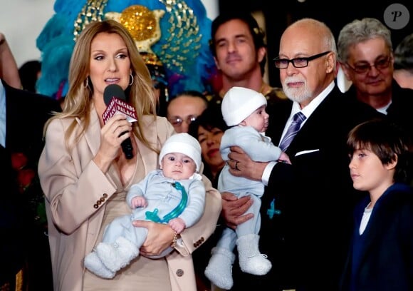 Céline Dion avec ses enfants Nelson et Eddy, accompagnée de son mari René et de leur fils René-Charles, lors de leur arrivée à Las Vegas, le 16 février 2011 au Caesars Palace