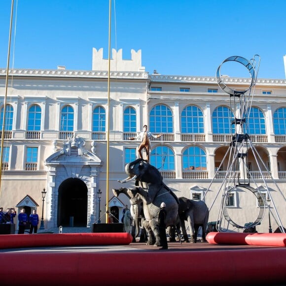 La princesse Stéphanie de Monaco participe à l'Open Air Circus Show à Monaco le 16 janvier 2016. Pour la 40e édition du Festival International du Cirque de Monte Carlo, une Parade a traversé la Principauté en partant du chapiteau Fontvieille pour terminer Place du Palais. Pendant plus d'une heure et demie une partie des artistes a offert au public venu en nombre, un aperçu du spectacle qui se déroule en principauté jusqu'au 24 janvier. © Bruno Bebert / Bestimage