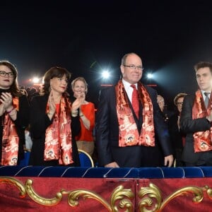 De gauche à droite, Camille Gottlieb, sa mère, la princesse Stéphanie de Monaco, son frère, le prince Albert II, Louis Ducruet, le fils de la princesse Stéphanie et l'acteur français Robert Hossein assistent à la 3eme soirée du 40eme Festival International du Cirque de Monte Carlo, le 16 janvier 2016. © Charly Gallo/ Pool Monaco / Bestimage