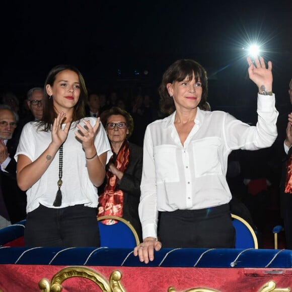 La princesse Stéphanie de Monaco, sa fille Pauline Ducruet et Robert Hossein assistent à la 4e représentation au 40e Festival International du Cirque de Monte-Carlo au chapiteau de Fontvieille à Monaco, le dimanche 17 janvier 2016. © Eric Mathon/Pool Monaco/Bestimage