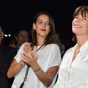 Pauline Ducruet et Stéphanie de Monaco lors de la 4e représentation du 40e Festival International du Cirque de Monte-Carlo au chapiteau de Fontvieille à Monaco, le 17 janvier 2016. © Charly Gallo/Pool Monaco/Bestimage