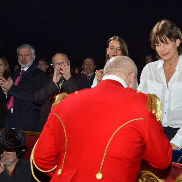 La princesse Stéphanie de Monaco, entourée de sa fille Pauline Ducruet et de Robert Hossein, lors de la 4e représentation du 40e Festival International du Cirque de Monte-Carlo au chapiteau de Fontvieille à Monaco, le 17 janvier 2016. © Charly Gallo/Pool Monaco/Bestimage