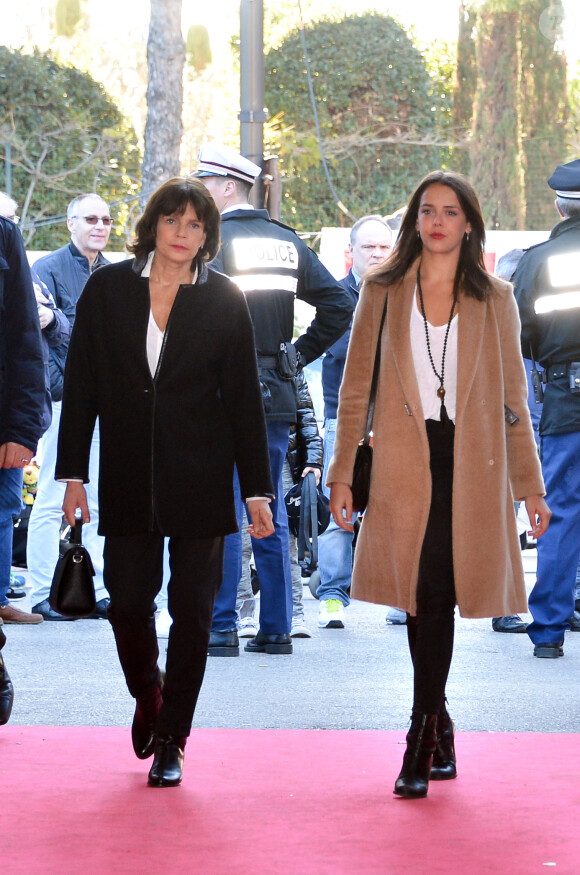 La princesse Stéphanie de Monaco et sa fille Pauline Ducruet arrivent, entourées des artistes, pour la 4e représentation du 40e Festival International du Cirque de Monte-Carlo au chapiteau de Fontvieille à Monaco, le 17 janvier 2016. © Charly Gallo/Pool Monaco/Bestimage
