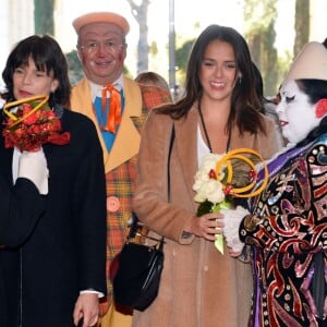 La princesse Stéphanie de Monaco et sa fille Pauline Ducruet arrivent, entourées des artistes, pour la 4e représentation du 40e Festival International du Cirque de Monte-Carlo au chapiteau de Fontvieille à Monaco, le 17 janvier 2016. © Charly Gallo/Pool Monaco/Bestimage