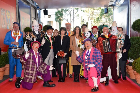 La princesse Stéphanie de Monaco et sa fille Pauline Ducruet arrivent, entourées des artistes, pour la 4e représentation du 40e Festival International du Cirque de Monte-Carlo au chapiteau de Fontvieille à Monaco, le 17 janvier 2016. © Charly Gallo/Pool Monaco/Bestimage