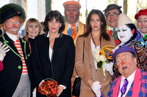 La princesse Stéphanie de Monaco et sa fille Pauline Ducruet arrivent, entourées des artistes, pour la 4e représentation du 40e Festival International du Cirque de Monte-Carlo au chapiteau de Fontvieille à Monaco, le 17 janvier 2016. © Charly Gallo/Pool Monaco/Bestimage