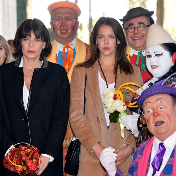 La princesse Stéphanie de Monaco et sa fille Pauline Ducruet arrivent, entourées des artistes, pour la 4e représentation du 40e Festival International du Cirque de Monte-Carlo au chapiteau de Fontvieille à Monaco, le 17 janvier 2016. © Charly Gallo/Pool Monaco/Bestimage