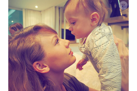 Jaime King célèbre les six mois de son fils Leo Thames aux côtés de sa marraine, la chanteuse Taylor Swift. Photo publiée sur Instagram, le 17 janvier 2016.
