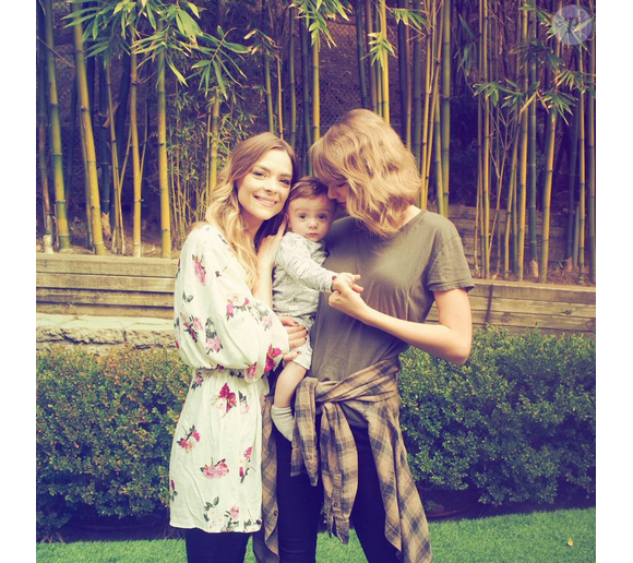 Jaime King célèbre les six mois de son fils Leo Thames aux côtés de sa marraine, la chanteuse Taylor Swift. Photo publiée sur Instagram, le 17 janvier 2016.