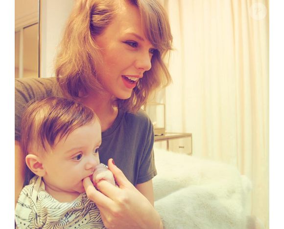 Jaime King célèbre les six mois de son fils Leo Thames aux côtés de sa marraine, la chanteuse Taylor Swift. Photo publiée sur Instagram, le 17 janvier 2016.
