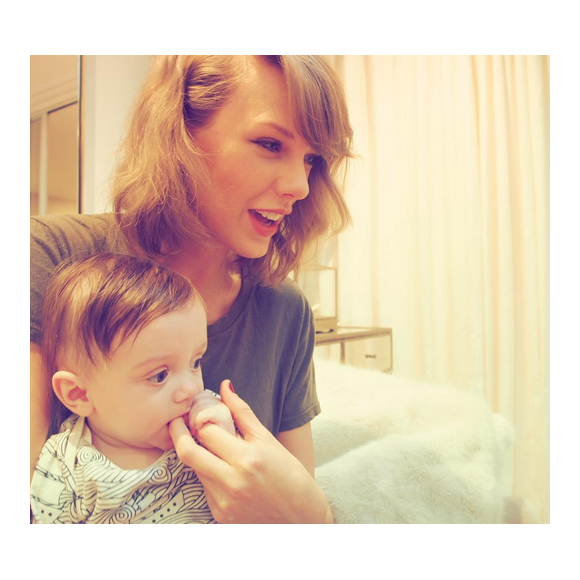 Jaime King célèbre les six mois de son fils Leo Thames aux côtés de sa marraine, la chanteuse Taylor Swift. Photo publiée sur Instagram, le 17 janvier 2016.